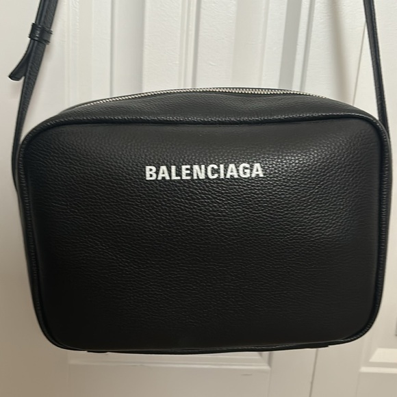 AUTHENTIC BALENCIAGA WOMEN'S EVERYDAY MEDIUM CAMERA BAG IN BLACK - Picture 3 of 5
